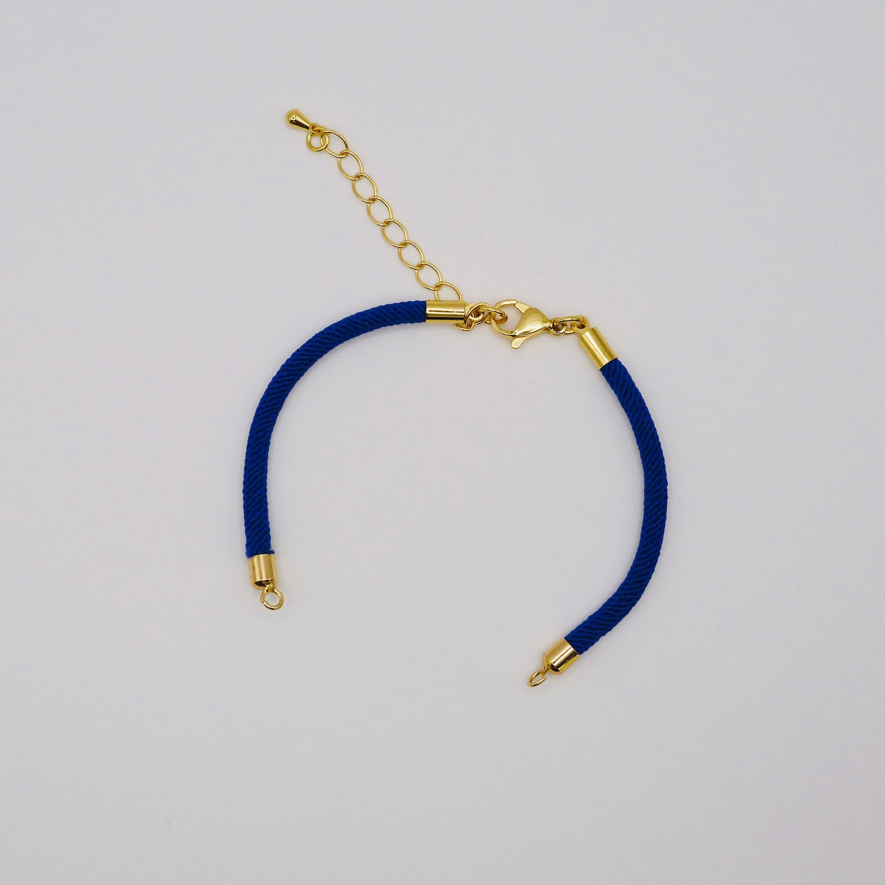 Waterpoof royal blue nylon bracelet with gold adjustable chain in stainless steel.