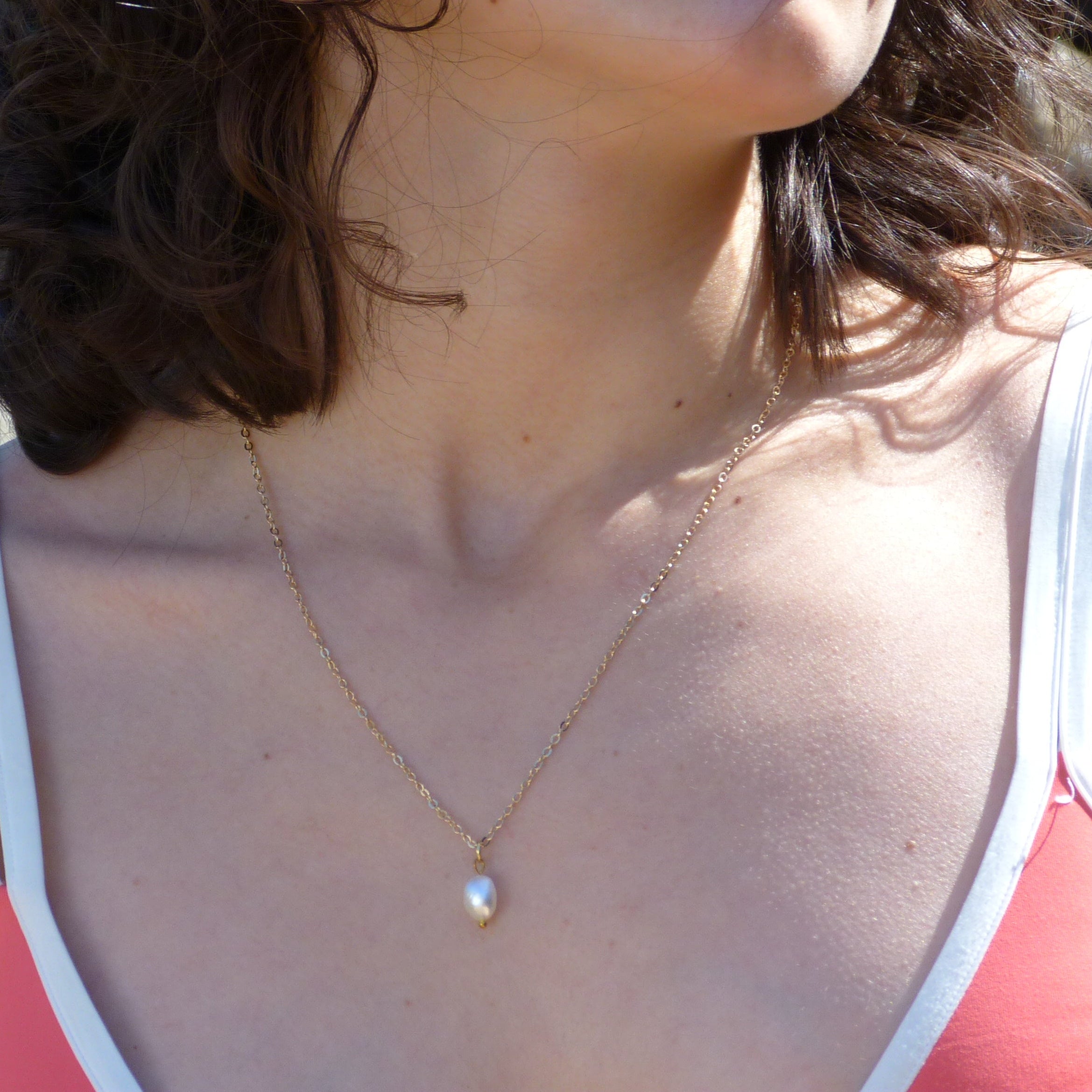 Freshwater pearl necklace in stainless steel.